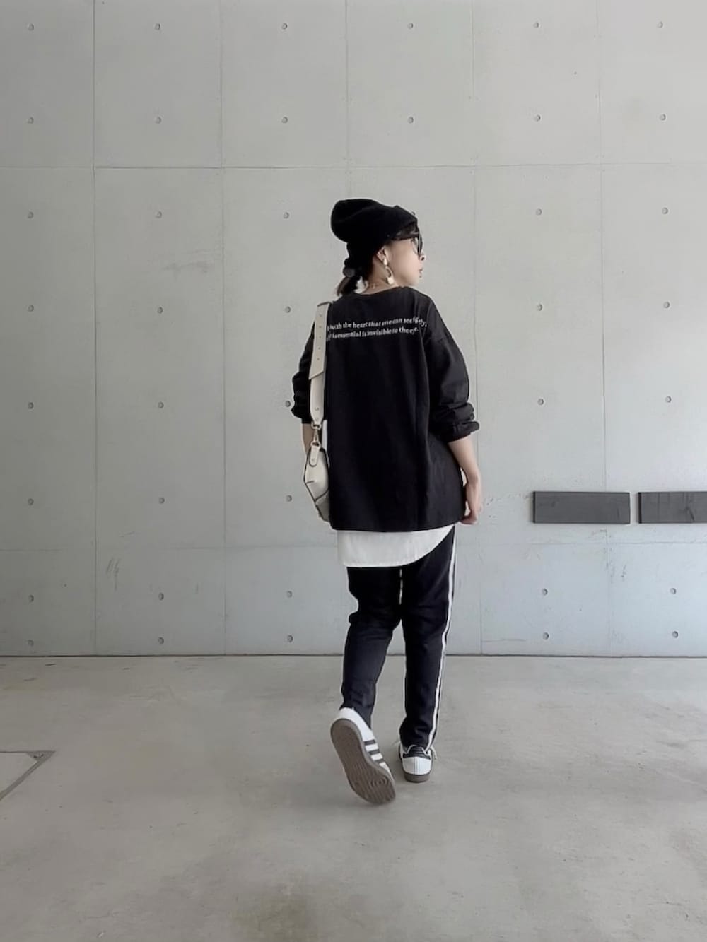 「ロンT、刺繍ロゴ、スポーツミックス、モノトーン、ブラックコーデ、オトナカジュアル、大人カジュアル、シンプルコーデ、キャップ、INTERPLAY」|「INTERPLAYの【INTERPLAY x PEN】「INVISIBLE SENSATION」ポケット ロンTee(Tシャツ/カットソー、ブラック系)」を使った、なな☺︎さん(レディース・155cm)の春コーディネートの3枚目の写真