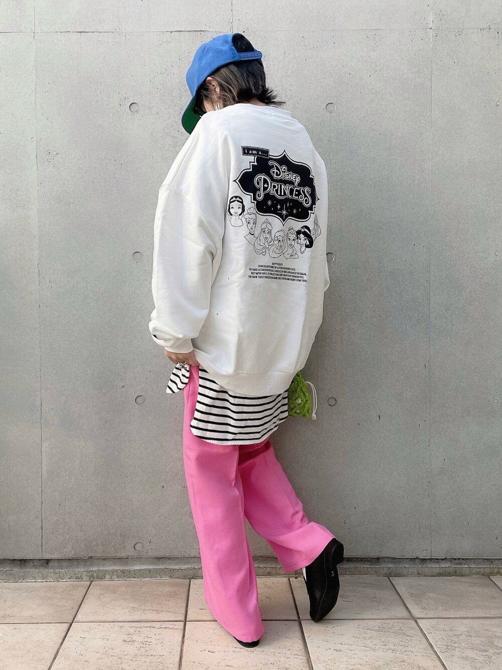 「春服みてみて、春コーデ、ローファー、パステル映える春、カラフル、FIG&VIPER、coca、ANDEX shoes product(ANDEX shoes product)、ミニバッグ、レイヤードスタイル、AMERICAN NEEDLE、メガネ女子、キャップ女子」|「FIG&VIPERのDisney princess LOGO BIG PO(スウェット、ホワイト系)」を使った、なな☺︎さん(レディース・155cm)の春コーディネートの4枚目の写真