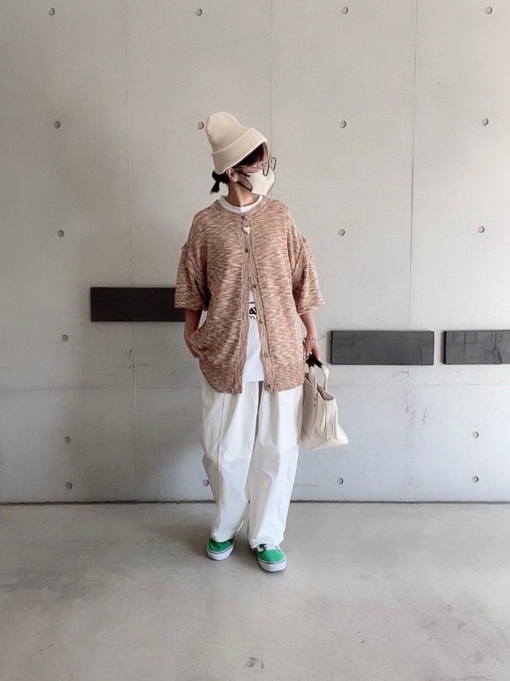 ホワイト系のその他パンツ、オレンジ系のカーディガン/ボレロ、ホワイト系のTシャツ/カットソーを着用したレディースの春コーディネートの4枚目の写真