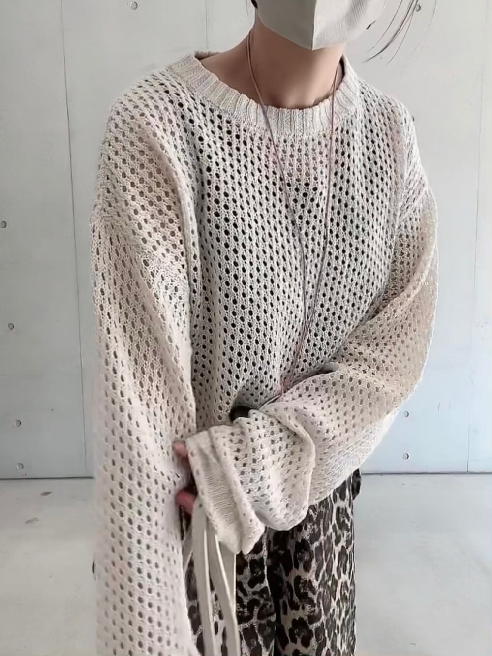 「春服デビュー宣言、シンプルコーデ、ビッグシルエット、メッシュ、メッシュニット、selectmoca、グルカサンダル、chiiiibag、アニマル柄、メガネ女子、春コーデ、大人カジュアル、オトナカジュアル、低身長」｜「select MOCAの2023 SS クルーネック透かし編みメッシュニットトップス（ニット/セーター、ホワイト系）」を使った、なな☺︎さん（レディース・155cm）の春コーディネートの4枚目の写真