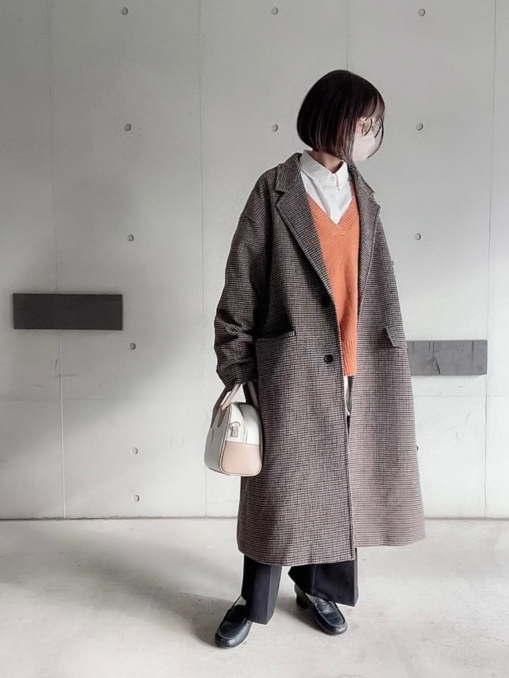 「きれいめカジュアル、チェック、冬コーデ、ロングコート、confirm、ANGIE VINTAGE、モノマート(MONO-MART)、USポロ、coca、ANDEX shoes product(ANDEX shoes product)、オレンジニット、大人カジュアル、オトナカジュアル」｜「Confirmのルーズシルエット ベーシックチェスターコート ユニセックス【Confirm】（チェスターコート、ブラウン系）」を使った、なな☺︎さん（レディース・155cm）の冬コーディネートの4枚目の写真