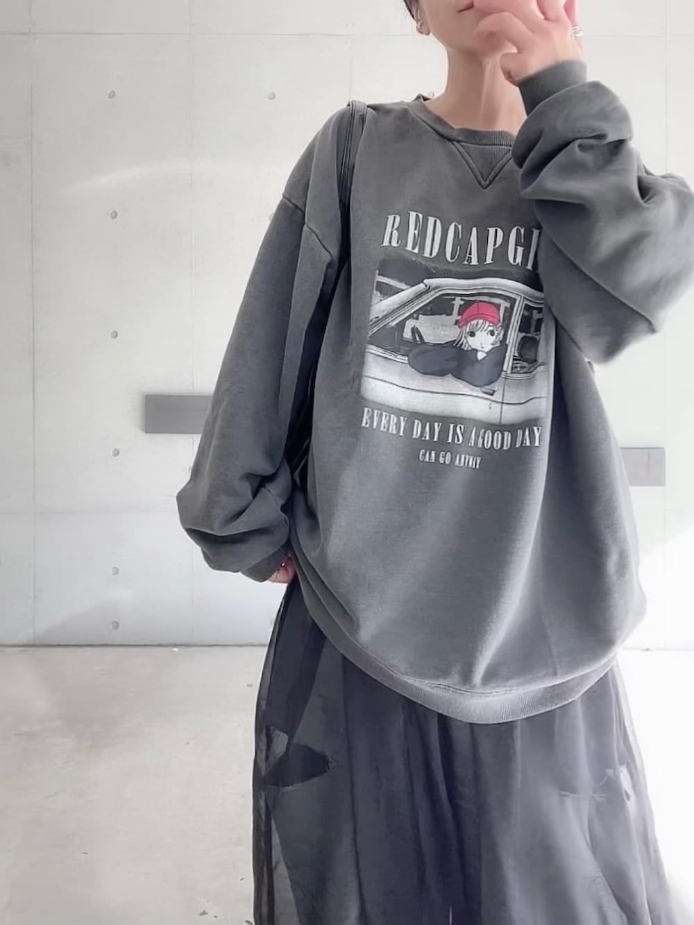「冬を彩る色いろコーデ、キャップ、休日スタイル、スウェット、スニーカー、ワンピース、お出かけコーデ、古着MIX、モノトーン、デニム、プチプラ、オトナカジュアル、大人カジュアル」｜「Red Cap Girlの【a-r】〔RedCapGirl/レッドキャップガール〕ピグメント オーバーサイズ イラストプリント クルーネックスウェット（スウェット、ホワイト系）」を使った、なな☺︎さん（レディース・155cm）の冬コーディネートの5枚目の写真