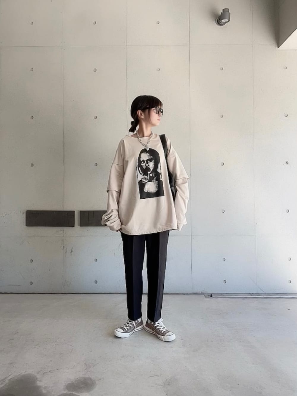 ブラック系のその他パンツ、ブラック系のボストンバッグ、ベージュ系のTシャツ/カットソーを着用したレディースの秋コーディネートの4枚目の写真