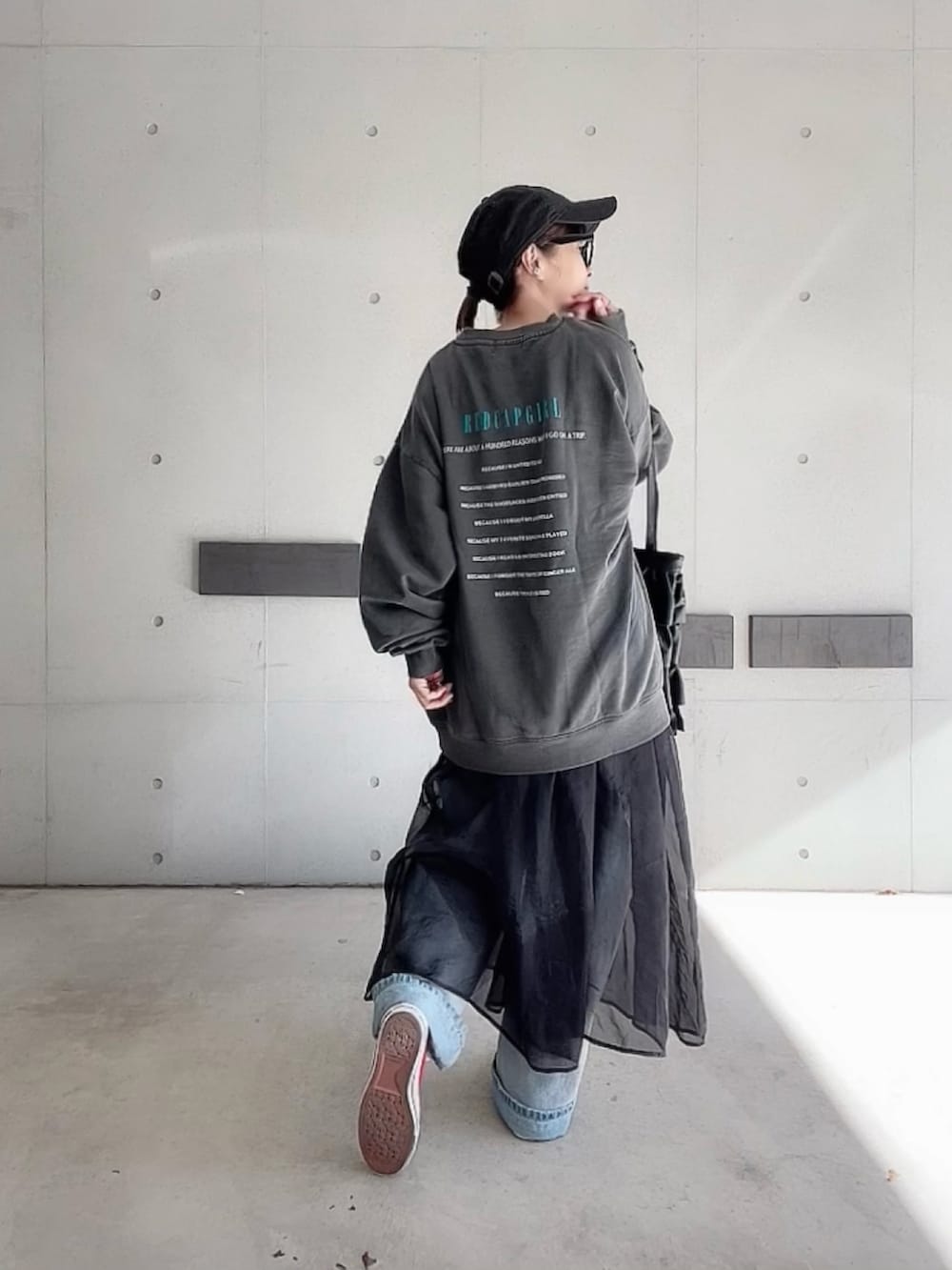 「冬を彩る色いろコーデ、キャップ、休日スタイル、スウェット、スニーカー、ワンピース、お出かけコーデ、古着MIX、モノトーン、デニム、プチプラ、オトナカジュアル、大人カジュアル」｜「Red Cap Girlの【a-r】〔RedCapGirl/レッドキャップガール〕ピグメント オーバーサイズ イラストプリント クルーネックスウェット（スウェット、ホワイト系）」を使った、なな☺︎さん（レディース・155cm）の冬コーディネートの4枚目の写真