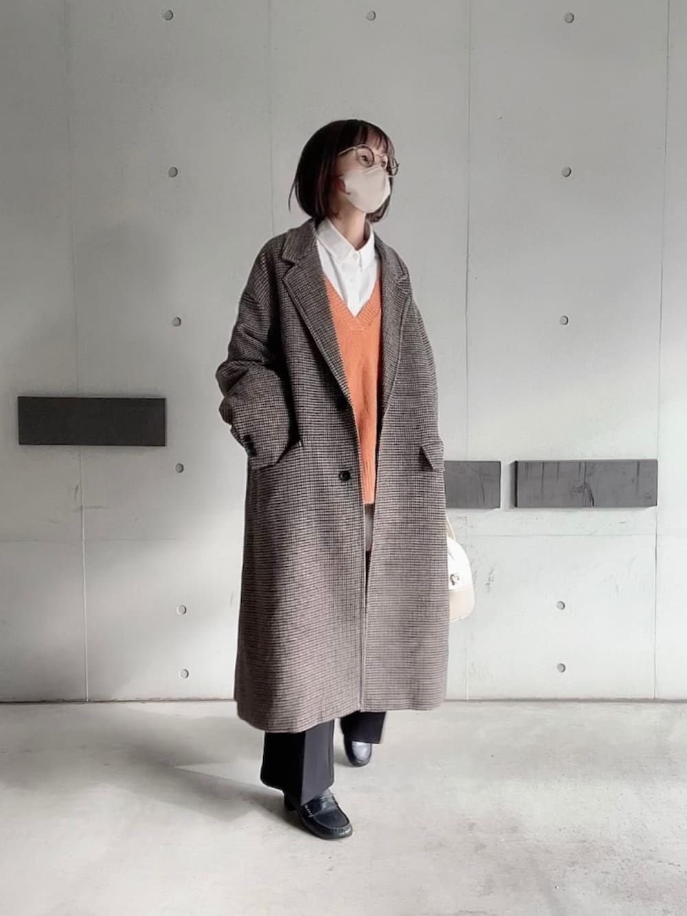 「きれいめカジュアル、チェック、冬コーデ、ロングコート、confirm、ANGIE VINTAGE、モノマート(MONO-MART)、USポロ、coca、ANDEX shoes product(ANDEX shoes product)、オレンジニット、大人カジュアル、オトナカジュアル」｜「Confirmのルーズシルエット ベーシックチェスターコート ユニセックス【Confirm】（チェスターコート、ブラウン系）」を使った、なな☺︎さん（レディース・155cm）の冬コーディネートの5枚目の写真