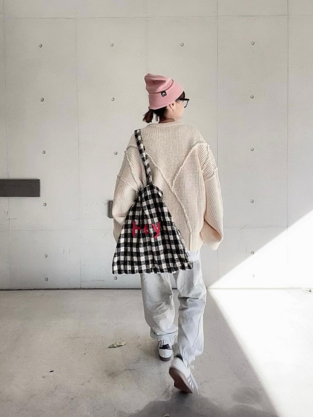 「PR、selectmoca、ボリューム袖、ニット、重ね着ベストシーズン、キャップ、ストリート、レイヤードスタイル、淡色コーデ、ビッグシルエット、スウェット、スポーツミックス、大人カジュアル、オトナカジュアル、ニット帽」｜「select MOCAのオーバーボリュームスリーブニット（ニット/セーター、ホワイト系）」を使った、なな☺︎さん（レディース・155cm）の秋コーディネートの4枚目の写真
