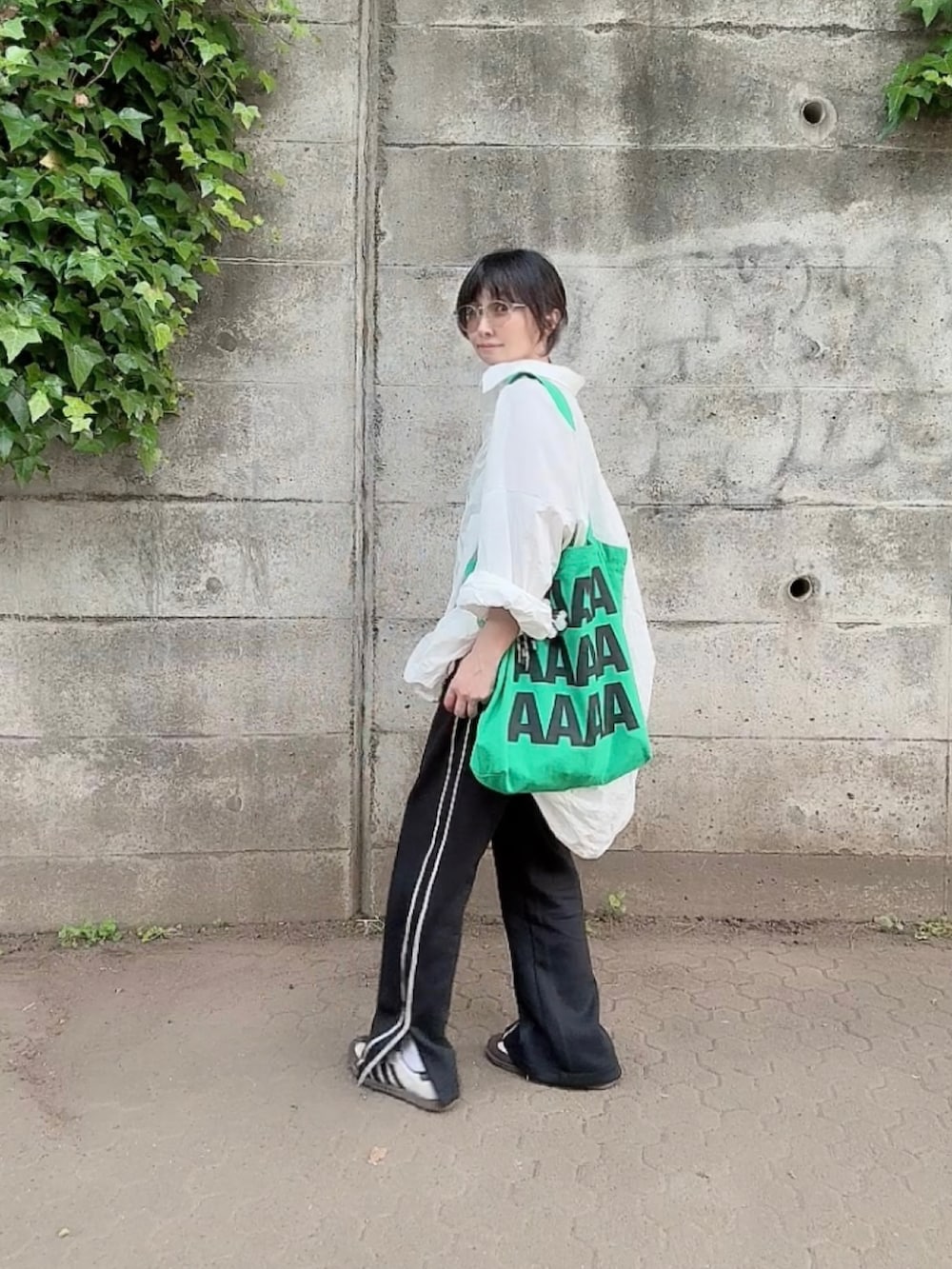「PR、omnes、トラックパンツ、ダンボールニット、白シャツ、シャツスタイル、サングラス、オトナカジュアル、大人カジュアル、シンプルコーデ」｜「OMNESのダンボールニットスリット付きライントラックパンツ（スウェットパンツ、ブラック系）」を使った、なな☺︎さん（骨格ナチュラル・レディース・155cm）の春コーディネートの4枚目の写真