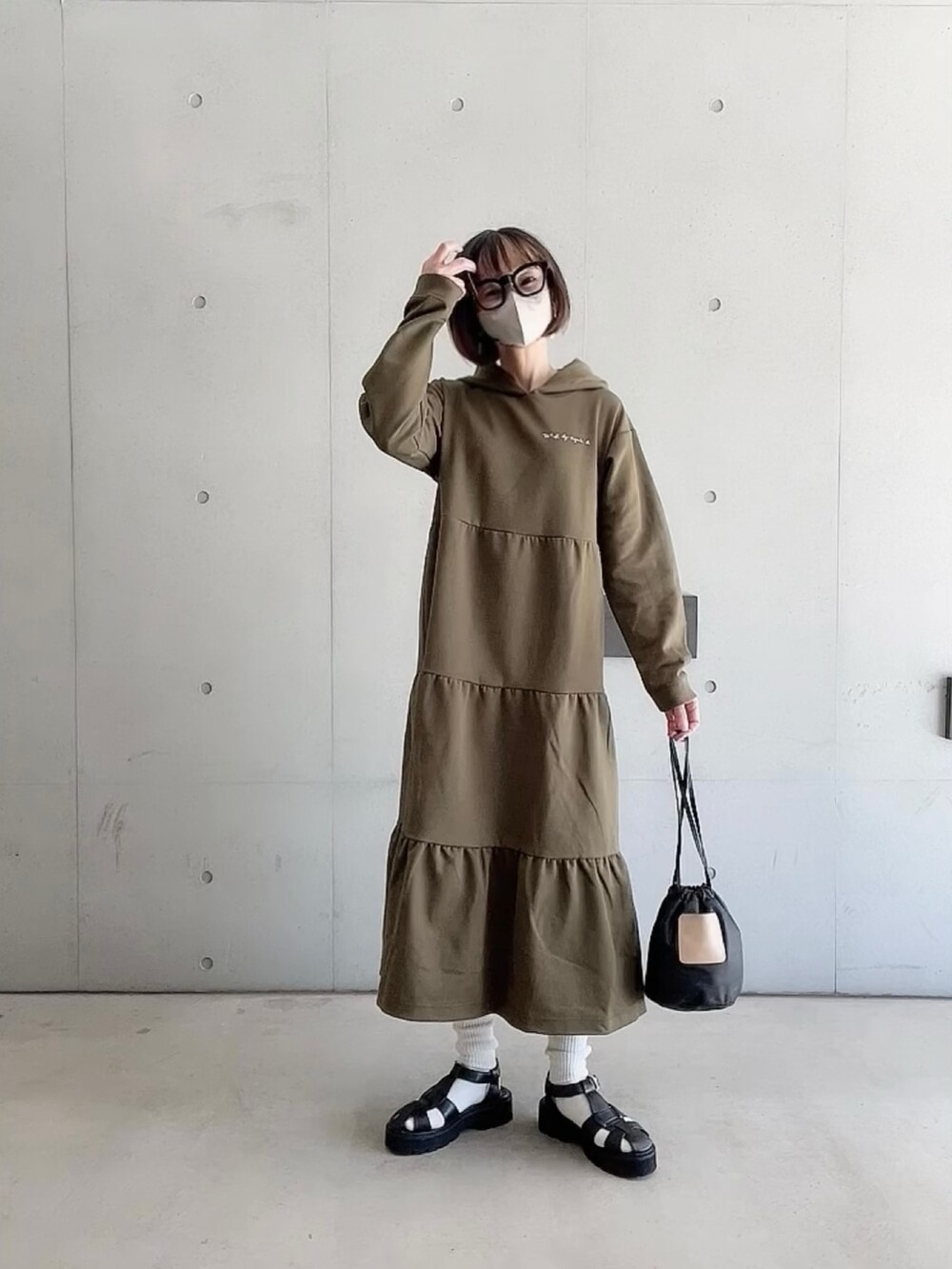 「厚底シューズ、tobbyagnesb、ワンピースコーデ、ロゴワンピース、ティアードワンピース、シンプルコーデ、大人カジュアル、オトナカジュアル、ワンピース、春コーデ、グルカサンダル、低身長、ミニバッグ」｜「To b. by agnes b.のWEB限定 WT77 ROBE ティアードフーディーワンピース（ワンピース、グリーン系）」を使った、なな☺︎さん（レディース・155cm）の冬コーディネートの4枚目の写真