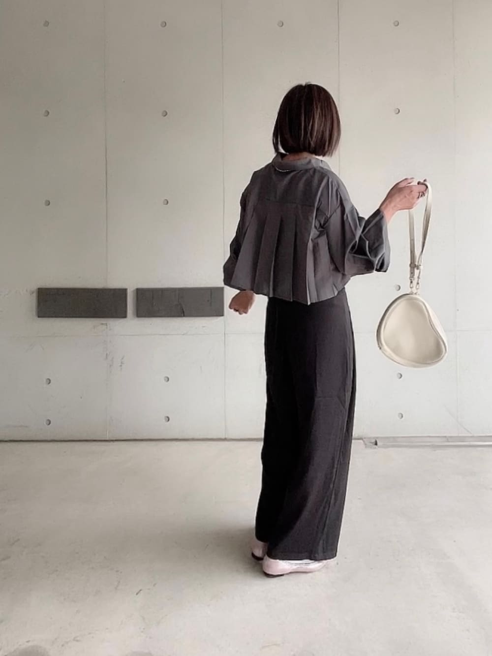 グレー系のシャツ/ブラウス、ブラック系のつなぎ/オールインワン、ピンク系のバレエシューズを着用したレディースの春コーディネートの3枚目の写真