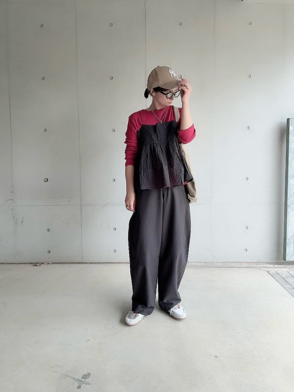 「PR、omnes、ビスチェ、キャミビスチェ、レイヤードスタイル、シンプルコーデ、秋服準備はじめました、ニット帽、NEWERA、ベースホールキャップ、ユニクロ、GU」｜「OMNESのコットンドビーキャミソール（キャミソール、ブラック系）」を使った、なな☺︎さん（骨格ナチュラル・レディース・155cm）の秋コーディネートの2枚目の写真