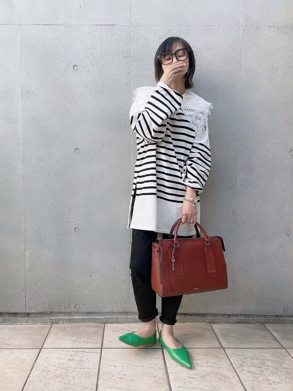 「Lee、leejapan、Fossil、フォッシル、FOSSILSTYLE、Hunch、シンプルコーデ、つけ襟、オトナカジュアル、大人カジュアル、黒スキニー、はじめましてコーデ、春コーデ」|「LeeのLee/リー【新定番】人気のストレッチジェギンス すっきり9分丈パンツ(デニムパンツ、ブラック系)」を使った、なな☺︎さん(レディース・155cm)の春コーディネートの4枚目の写真