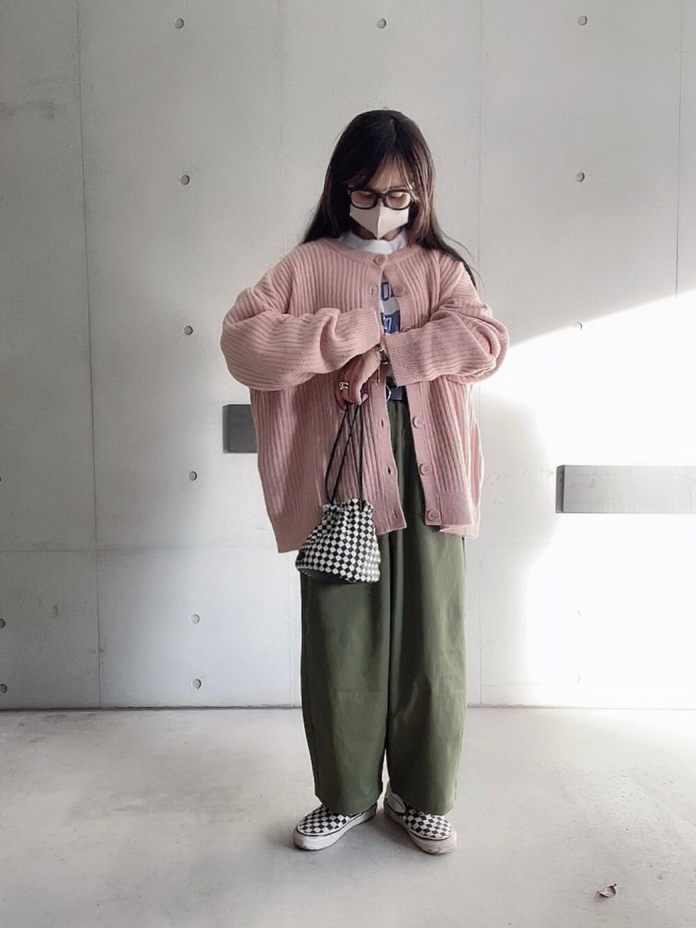 グリーン系のチノパンツ、ホワイト系のTシャツ/カットソー、ピンク系のカーディガン/ボレロを着用したレディースの秋コーディネートの4枚目の写真