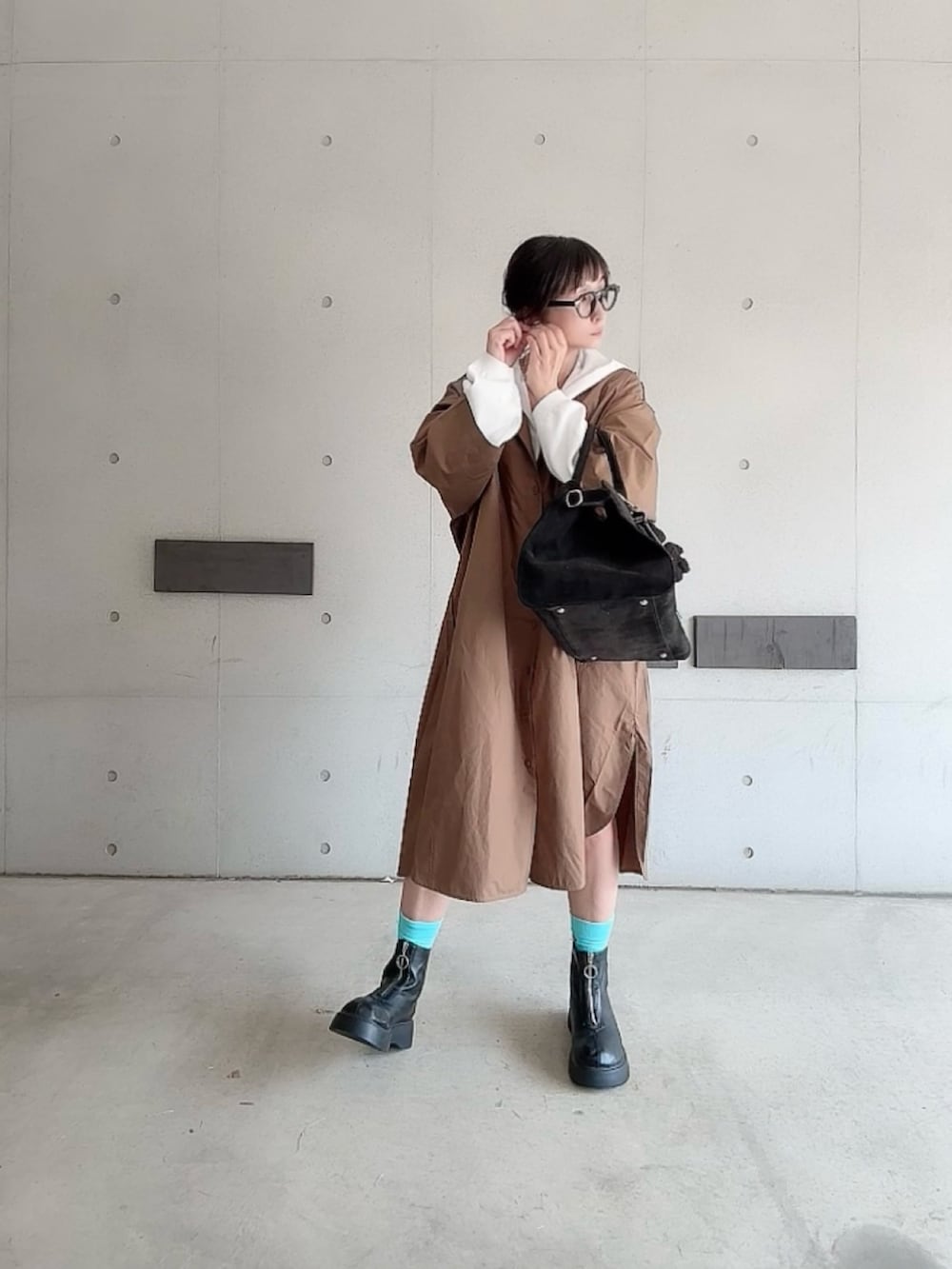 「UNIQLO、UNIQLOC、シャツワンピ、レイヤードスタイル、オトナカジュアル、大人カジュアル、haku、holaolivia」｜「UNIQLOのアイテム（シャツワンピース、ブラウン系）」を使った、なな☺︎さん（骨格ナチュラル・レディース・155cm）の春コーディネートの2枚目の写真