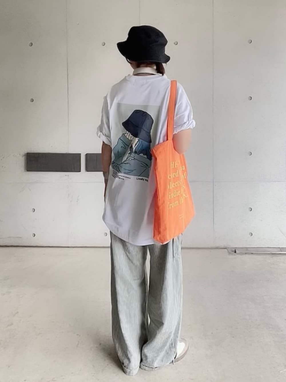 「PR、confirm、ILL'S、バケットガール、sudio、ヘッドホン、メンズライク、メガネ女子、バケットハット、シンプルコーデ、カジュアルスタイル、低身長コーデ」｜「ILL'Sの24SS 新柄追加 イラストバックプリント / ワンポイント刺繍 ビッグシルエット半袖Tシャツ カットソー ユニセックス【ILL'S】（Tシャツ/カットソー、ホワイト系）」を使った、なな☺︎さん（レディース・155cm）の春コーディネートの2枚目の写真