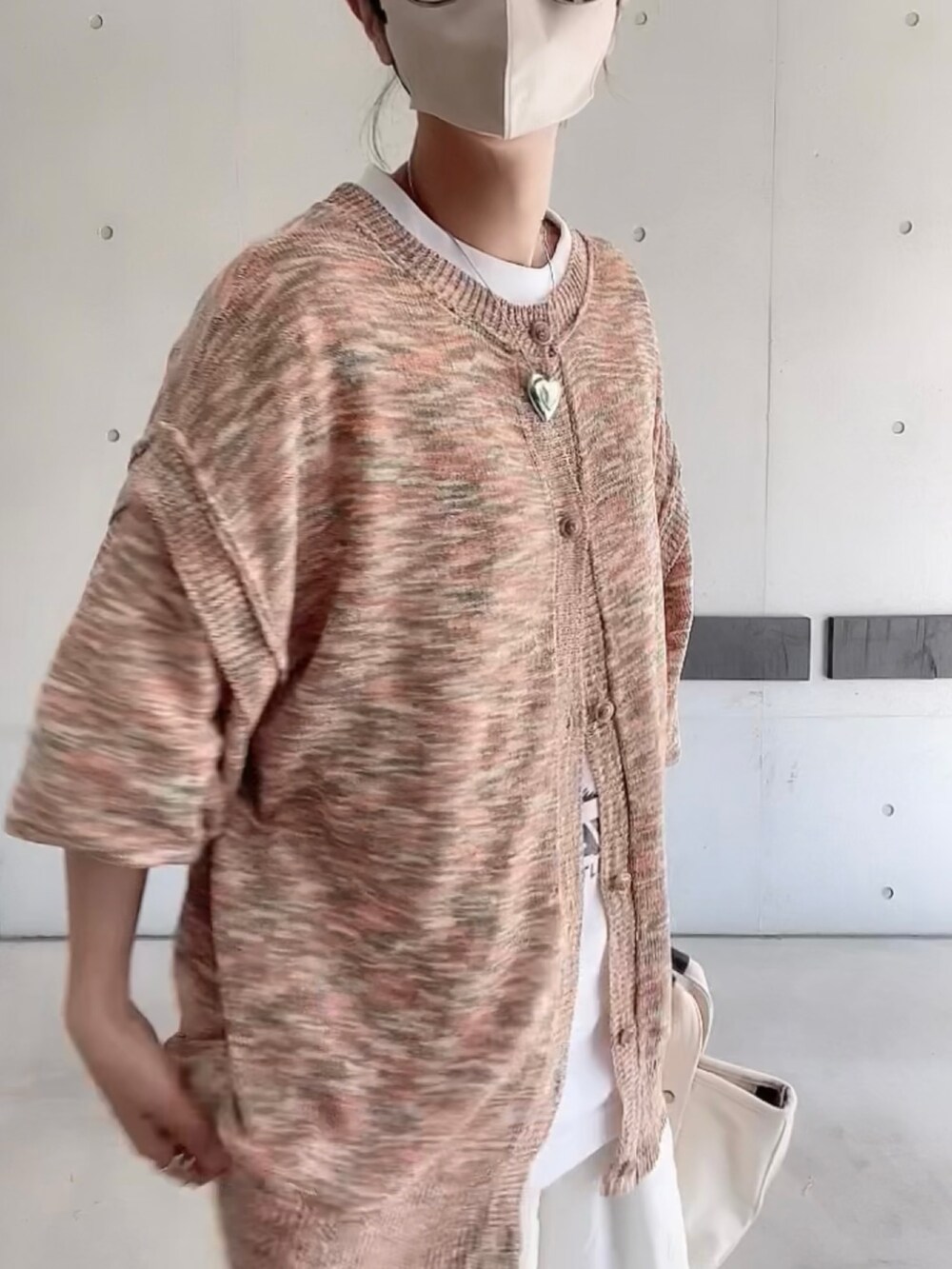 ホワイト系のその他パンツ、オレンジ系のカーディガン/ボレロ、ホワイト系のTシャツ/カットソーを着用したレディースの春コーディネートの3枚目の写真