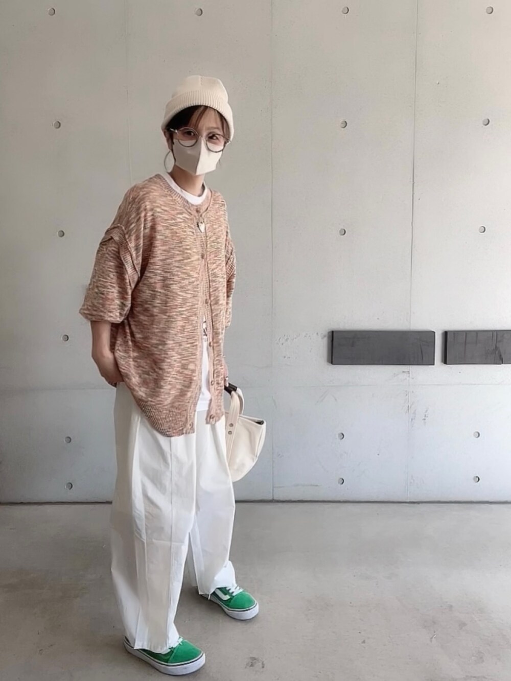 ホワイト系のその他パンツ、オレンジ系のカーディガン/ボレロ、ホワイト系のTシャツ/カットソーを着用したレディースの春コーディネートの2枚目の写真