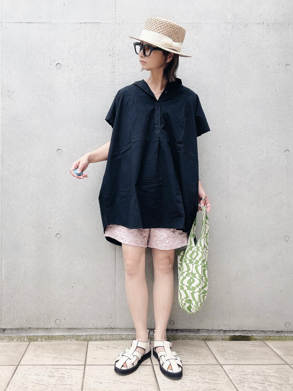 ブラック系のその他トップス、ピンク系のその他パンツ、グリーン系のトートバッグを着用したレディースの夏コーディネートの2枚目の写真
