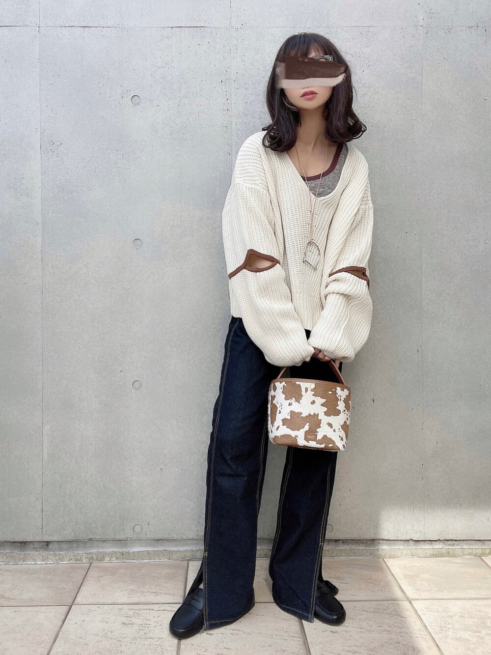「春コーデ、スリットニット、スリットデニム、apretro、ANDEX shoes product(ANDEX shoes product)、coca、chiiiibag、大人カジュアル、オトナカジュアル、シンプルコーデ、春服みてみて」|「ap retroのエルボースリット畦編みニットプルオーバー(ニット/セーター、ホワイト系)」を使った、なな☺︎さん(レディース・155cm)の春コーディネートの2枚目の写真