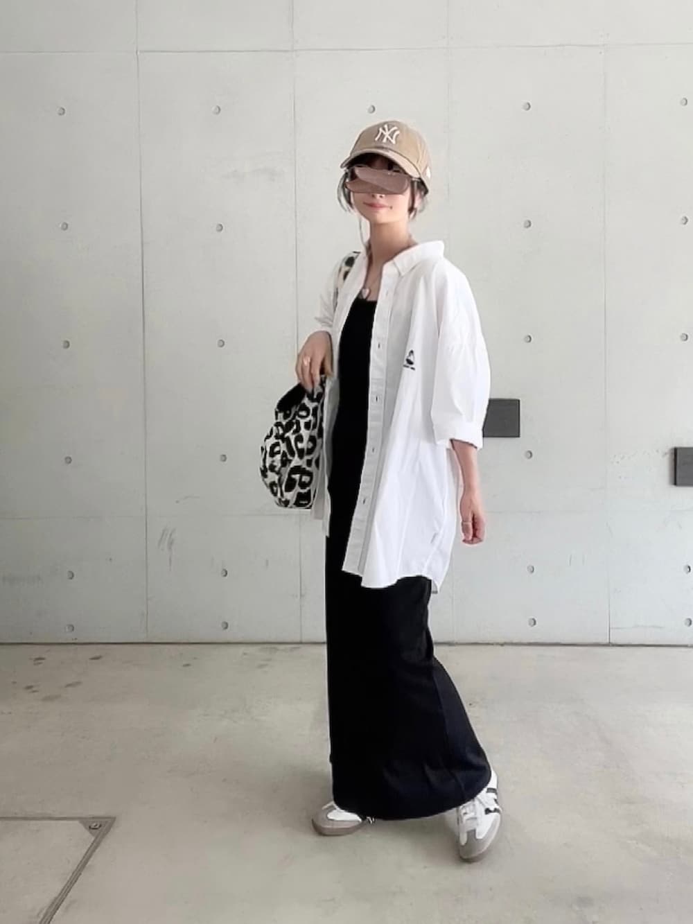 ホワイト系のシャツ/ブラウス、ブラック系のワンピース、ホワイト系のトートバッグを着用したレディースの夏コーディネートの2枚目の写真