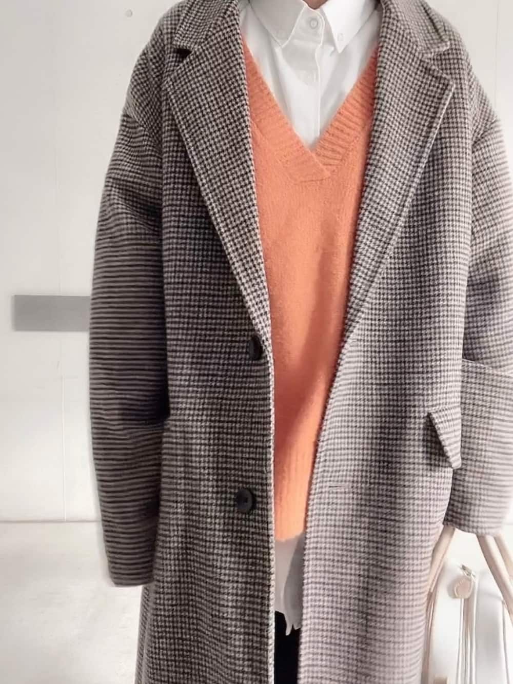 「きれいめカジュアル、チェック、冬コーデ、ロングコート、confirm、ANGIE VINTAGE、モノマート(MONO-MART)、USポロ、coca、ANDEX shoes product(ANDEX shoes product)、オレンジニット、大人カジュアル、オトナカジュアル」｜「Confirmのルーズシルエット ベーシックチェスターコート ユニセックス【Confirm】（チェスターコート、ブラウン系）」を使った、なな☺︎さん（レディース・155cm）の冬コーディネートの6枚目の写真