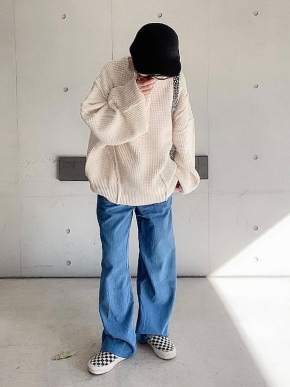 「重ね着ベストシーズン、パンツスタイル、ニット、キャップ、ストリート、ビッグシルエット、レイヤードスタイル、オトナカジュアル、大人カジュアル、ベイカーパンツ、骨格ナチュラル、カラーコーデ、シンプルコーデ、PR、selectmoca」｜「select MOCAのオーバーボリュームスリーブニット（ニット/セーター、ホワイト系）」を使った、なな☺︎さん（レディース・155cm）の秋コーディネートの2枚目の写真