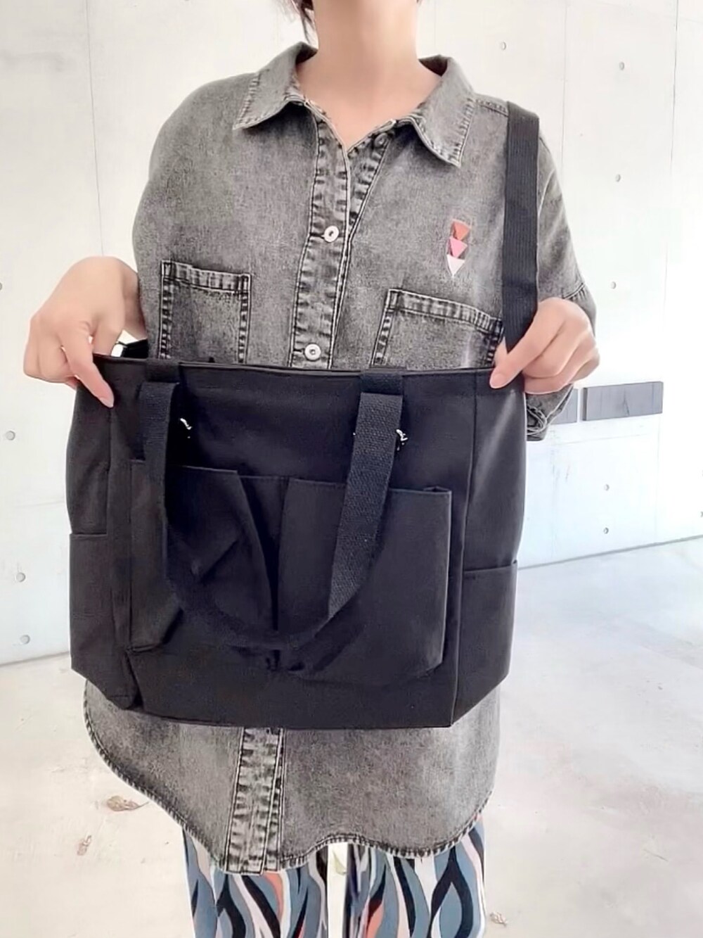 「アツいコーデ全部見せ、大人女子、リラックススタイル、秋先取りコーデ、パンツスタイル、ラクチンコーデ、オトナカジュアル、大人カジュアル、オーバーサイズ、ゆるコーデ、florist、mivialoca、REAL STYLE」｜「REAL STYLEのサラてろウェーブパンツ（パンツ、ブルー系）」を使った、なな☺︎さん（レディース・155cm）の夏コーディネートの4枚目の写真