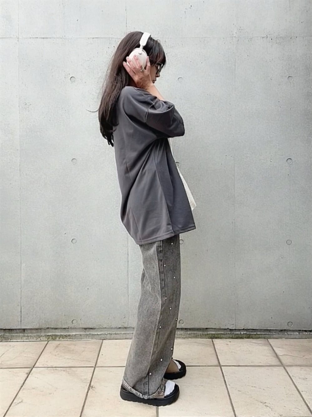 グレー系のTシャツ/カットソー、ホワイト系のトートバッグ、ベージュ系のサンダルを着用したレディースの夏コーディネートの5枚目の写真