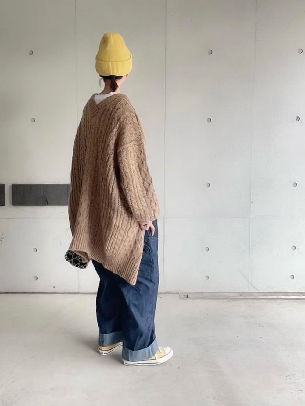 ブラウン系のカーディガン/ボレロ、ホワイト系のTシャツ/カットソー、ブルー系のサロペット/オーバーオールを着用したレディースの秋コーディネートの2枚目の写真