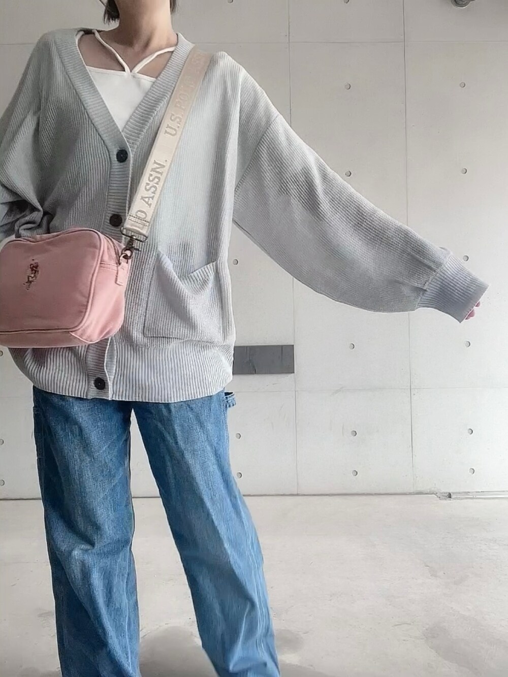 「カーディガン、春コーデ、tiptop、LEE、USポロ、オトナカジュアル、大人カジュアル、シンプルコーデ、レイヤードスタイル」｜「tiptopの変わり編みシアーBIGカーディガン（カーディガン/ボレロ、グレー系）」を使った、なな☺︎さん（レディース・155cm）の春コーディネートの3枚目の写真