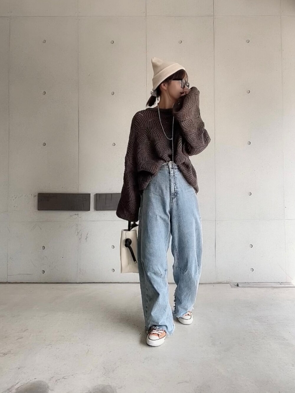 「秋服まるっと大公開、秋コーデ、秋服準備はじめました、selectmoca、リーフモチーフ、デニム、スニーカー、大人カジュアル、オトナカジュアル、キャップ、シンプルコーデ」｜「select MOCAのリーフモチーフボリュームニット（ニット/セーター、グリーン系）」を使った、なな☺︎さん（レディース・155cm）の秋コーディネートの3枚目の写真