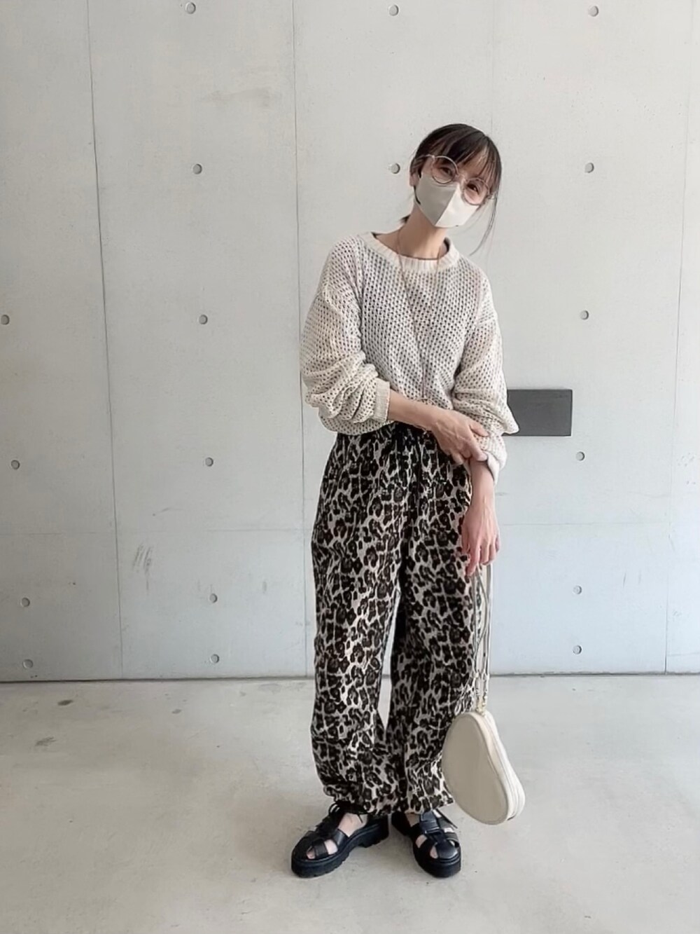 「春服デビュー宣言、シンプルコーデ、ビッグシルエット、メッシュ、メッシュニット、selectmoca、グルカサンダル、chiiiibag、アニマル柄、メガネ女子、春コーデ、大人カジュアル、オトナカジュアル、低身長」｜「select MOCAの2023 SS クルーネック透かし編みメッシュニットトップス（ニット/セーター、ホワイト系）」を使った、なな☺︎さん（レディース・155cm）の春コーディネートの2枚目の写真
