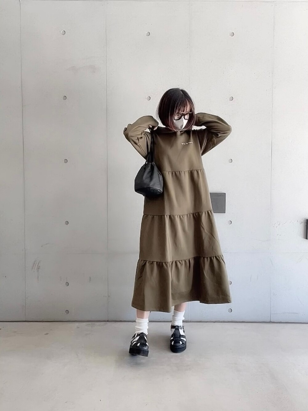 「厚底シューズ、tobbyagnesb、ワンピースコーデ、ロゴワンピース、ティアードワンピース、シンプルコーデ、大人カジュアル、オトナカジュアル、ワンピース、春コーデ、グルカサンダル、低身長、ミニバッグ」｜「To b. by agnes b.のWEB限定 WT77 ROBE ティアードフーディーワンピース（ワンピース、グリーン系）」を使った、なな☺︎さん（レディース・155cm）の冬コーディネートの2枚目の写真