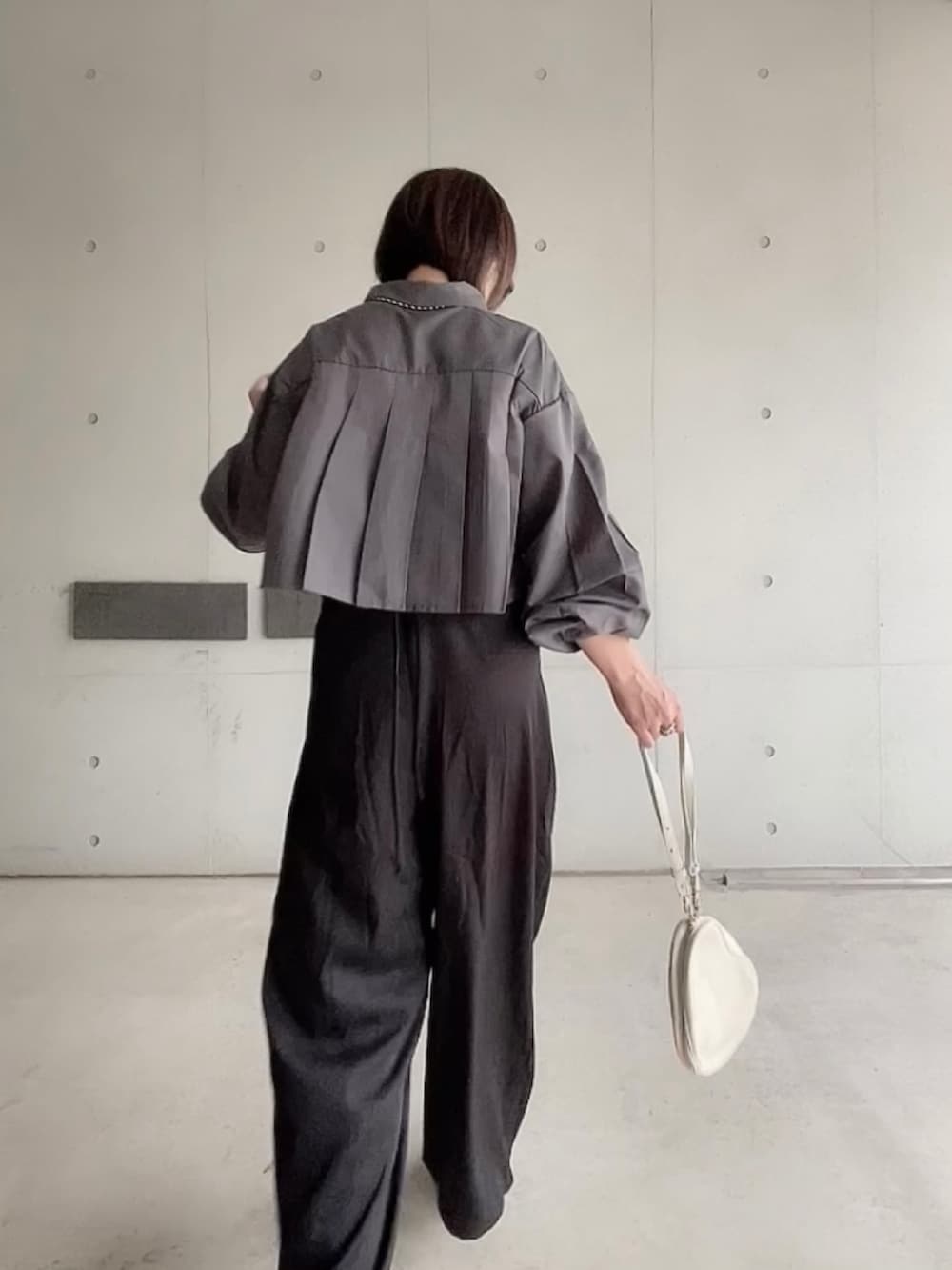 グレー系のシャツ/ブラウス、ブラック系のつなぎ/オールインワン、ピンク系のバレエシューズを着用したレディースの春コーディネートの4枚目の写真