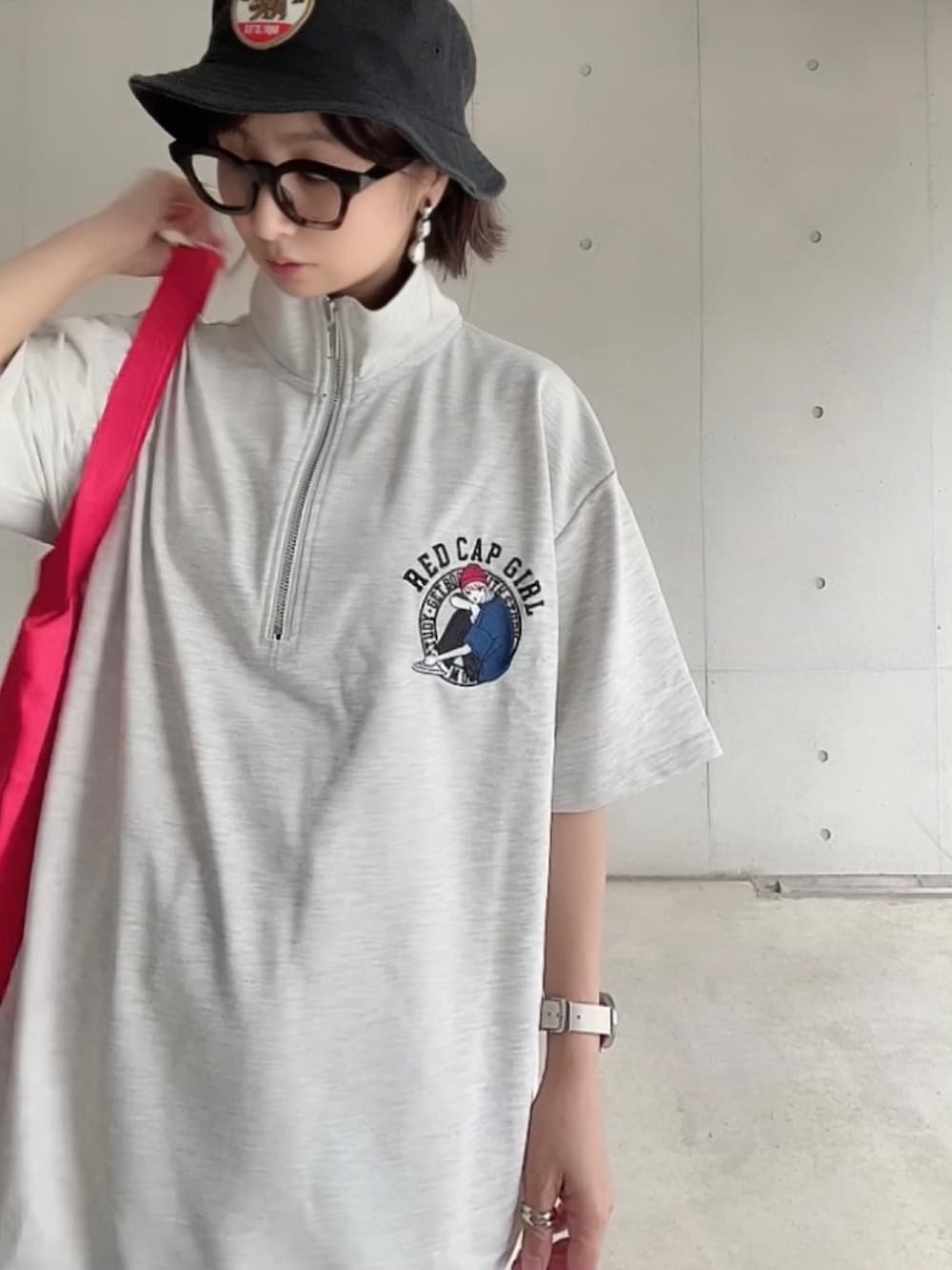 「SlashDate、ハーフジップ、Red Cap Girl、春ファッション、シンプルコーデ、tiptop、tipコーデ、ティアードスカート」｜「Red Cap Girlの【Red Cap Girl／レッドキャップガール】別注 ミニ裏毛 ワンポイント胸刺繍 ハーフジップ オーバーサイズ 推し活（Tシャツ/カットソー、グレー系）」を使った、なな☺︎さん（レディース・155cm）の春コーディネートの4枚目の写真