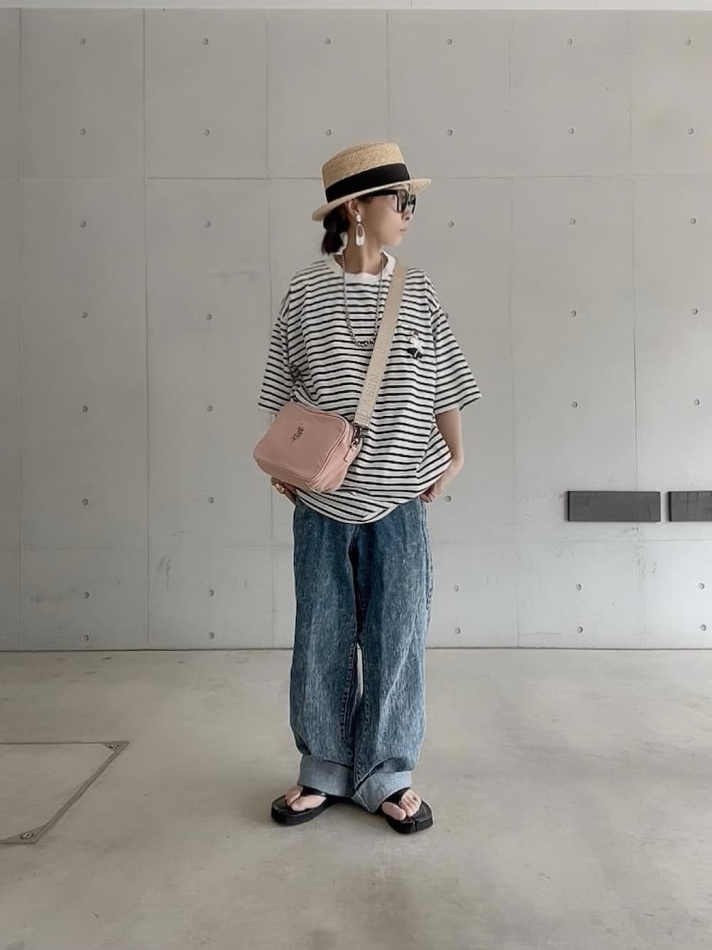 「ラクチンコーデ、redcapgirl、ボーダーTシャツ、ケミカルウォッシュ、トングサンダル、足袋サンダル、forksy、メンズライク、カンカン帽、オトナカジュアル、大人カジュアル、シンプルコーデ、polcadot、USポロ」|「Red Cap Girlの【a-r】〔Red Cap Girl/レッドキャップガール〕ヘビーウェイト天竺 ワンポイント刺繍 ボーダーTシャツ(Tシャツ/カットソー、ホワイト系)」を使った、なな☺︎さん(レディース・155cm)の春コーディネートの2枚目の写真