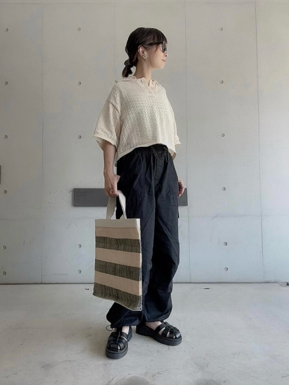 「shopnikoniko、韓国ファッション、パラシュートパンツ、カーゴパンツ、forksy、ポロニット、オトナカジュアル、大人カジュアル、シンプルコーデ、アニエスベー(agnes b.)、ラフィアバッグ、トートバッグ、グルカサンダル、春夏コーデ」|「forksy.の【forksy.】レース編み半袖ポロニット(ポロシャツ、ホワイト系)」を使った、なな☺︎さん(レディース・155cm)の春コーディネートの5枚目の写真