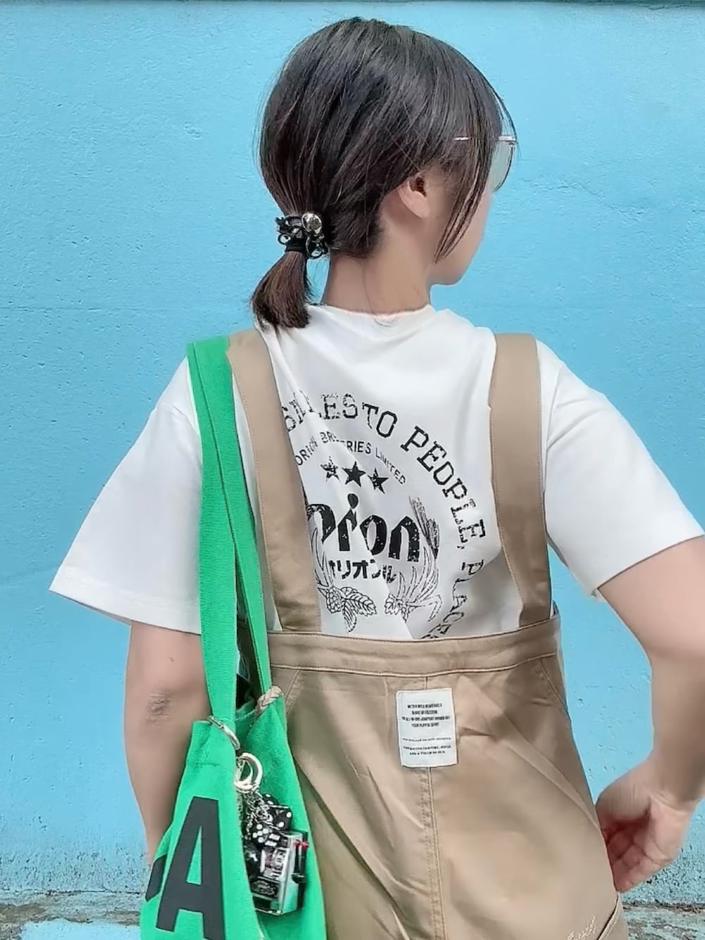 「サングラス、サンダル、白Tシャツ、PR、SOTT、オリオンビール、オリオンビールTシャツ、オーバーオール、オトナカジュアル、大人カジュアル」｜「SOTTのEmbroidered Overalls　刺繍オーバーオール（サロペット/オーバーオール、ベージュ系）」を使った、なな☺︎さん（骨格ナチュラル・レディース・155cm）の春コーディネートの3枚目の写真