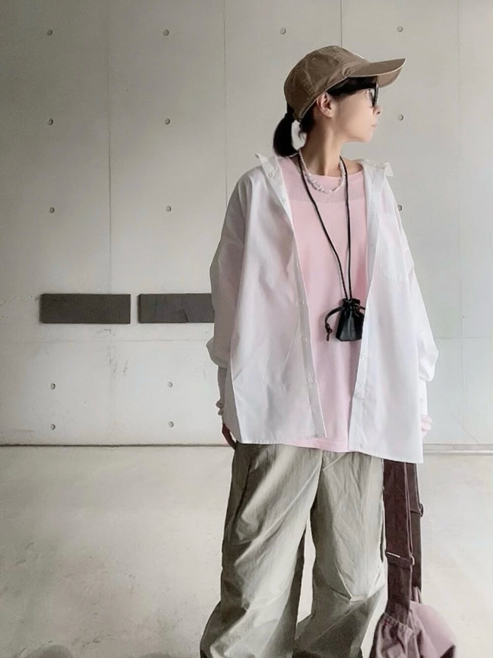 ピンク系のTシャツ/カットソー、ホワイト系のシャツ/ブラウス、グリーン系のカーゴパンツを着用したレディースの冬コーディネートの4枚目の写真