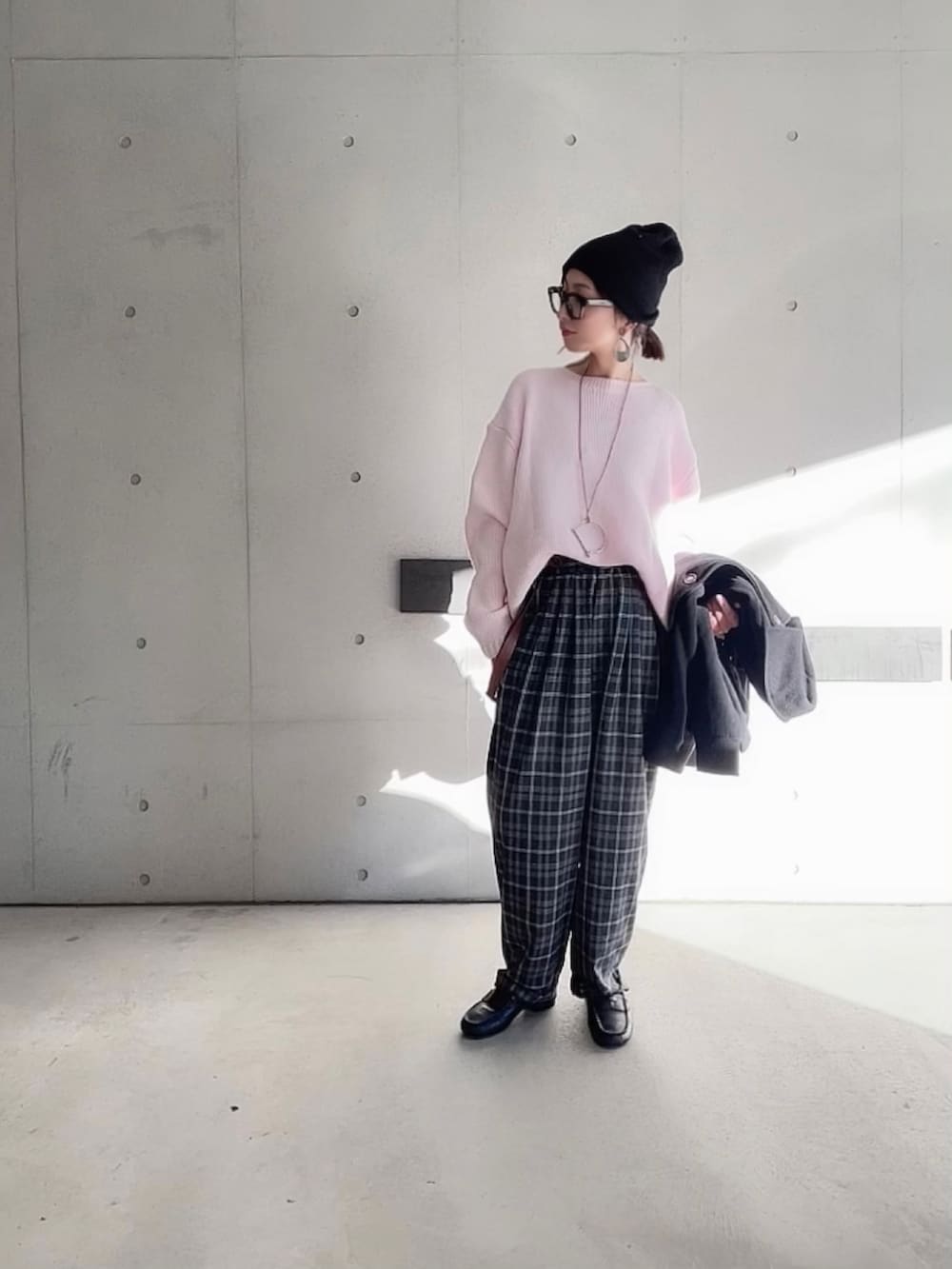 「ローファー、淡色コーデ、キャップ、休日スタイル、クリスマスに着たい服、ニット帽、PR、amely、マイベストコーデ2023、大人カジュアル、オトナカジュアル、シンプルコーデ」|「AMELYの≪ミクエリ×AMELYコラボ≫前後2Wayラウンドニット(ニット/セーター、ピンク系)」を使った、なな☺︎さん(レディース・155cm)の冬コーディネートの3枚目の写真