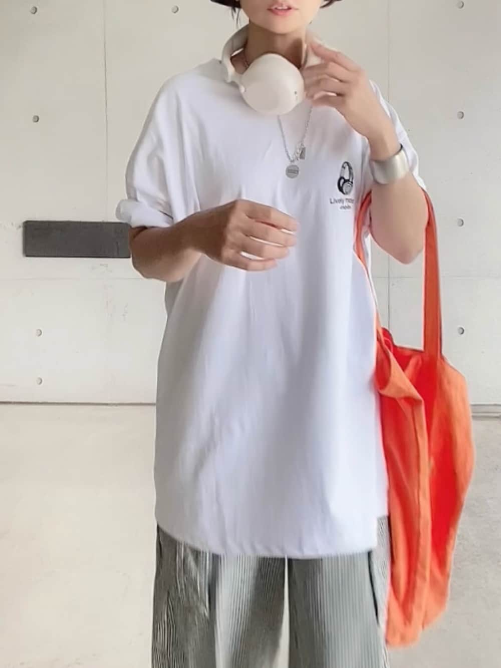 「PR、confirm、ILL'S、バケットガール、sudio、ヘッドホン、メンズライク、メガネ女子、バケットハット、シンプルコーデ、カジュアルスタイル、低身長コーデ」｜「ILL'Sの24SS 新柄追加 イラストバックプリント / ワンポイント刺繍 ビッグシルエット半袖Tシャツ カットソー ユニセックス【ILL'S】（Tシャツ/カットソー、ホワイト系）」を使った、なな☺︎さん（レディース・155cm）の春コーディネートの3枚目の写真