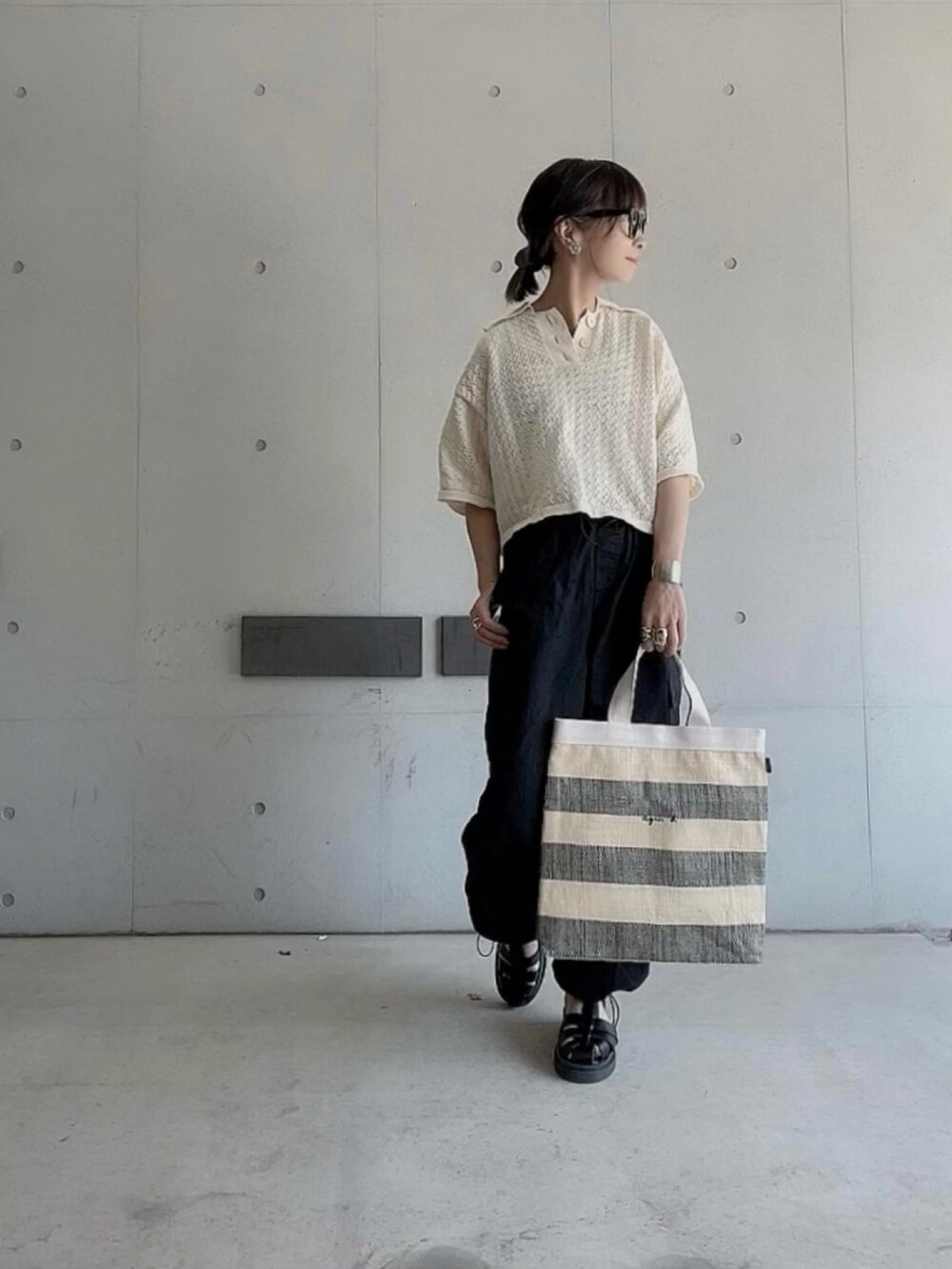 「shopnikoniko、韓国ファッション、パラシュートパンツ、カーゴパンツ、forksy、ポロニット、オトナカジュアル、大人カジュアル、シンプルコーデ、アニエスベー(agnes b.)、ラフィアバッグ、トートバッグ、グルカサンダル、春夏コーデ」|「forksy.の【forksy.】レース編み半袖ポロニット(ポロシャツ、ホワイト系)」を使った、なな☺︎さん(レディース・155cm)の春コーディネートの2枚目の写真