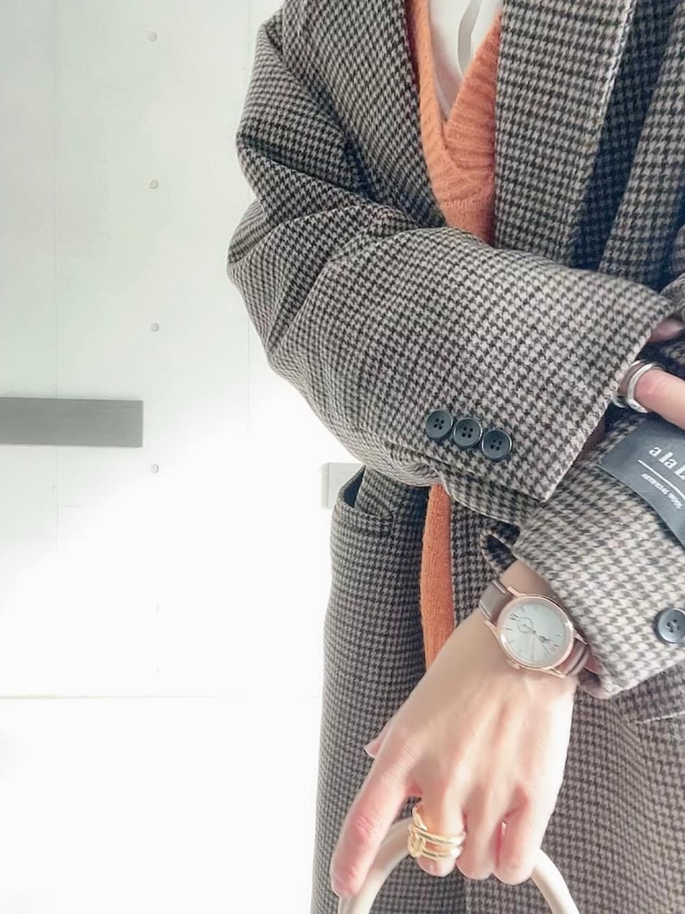「きれいめカジュアル、チェック、冬コーデ、ロングコート、confirm、ANGIE VINTAGE、モノマート(MONO-MART)、USポロ、coca、ANDEX shoes product(ANDEX shoes product)、オレンジニット、大人カジュアル、オトナカジュアル」｜「Confirmのルーズシルエット ベーシックチェスターコート ユニセックス【Confirm】（チェスターコート、ブラウン系）」を使った、なな☺︎さん（レディース・155cm）の冬コーディネートの3枚目の写真