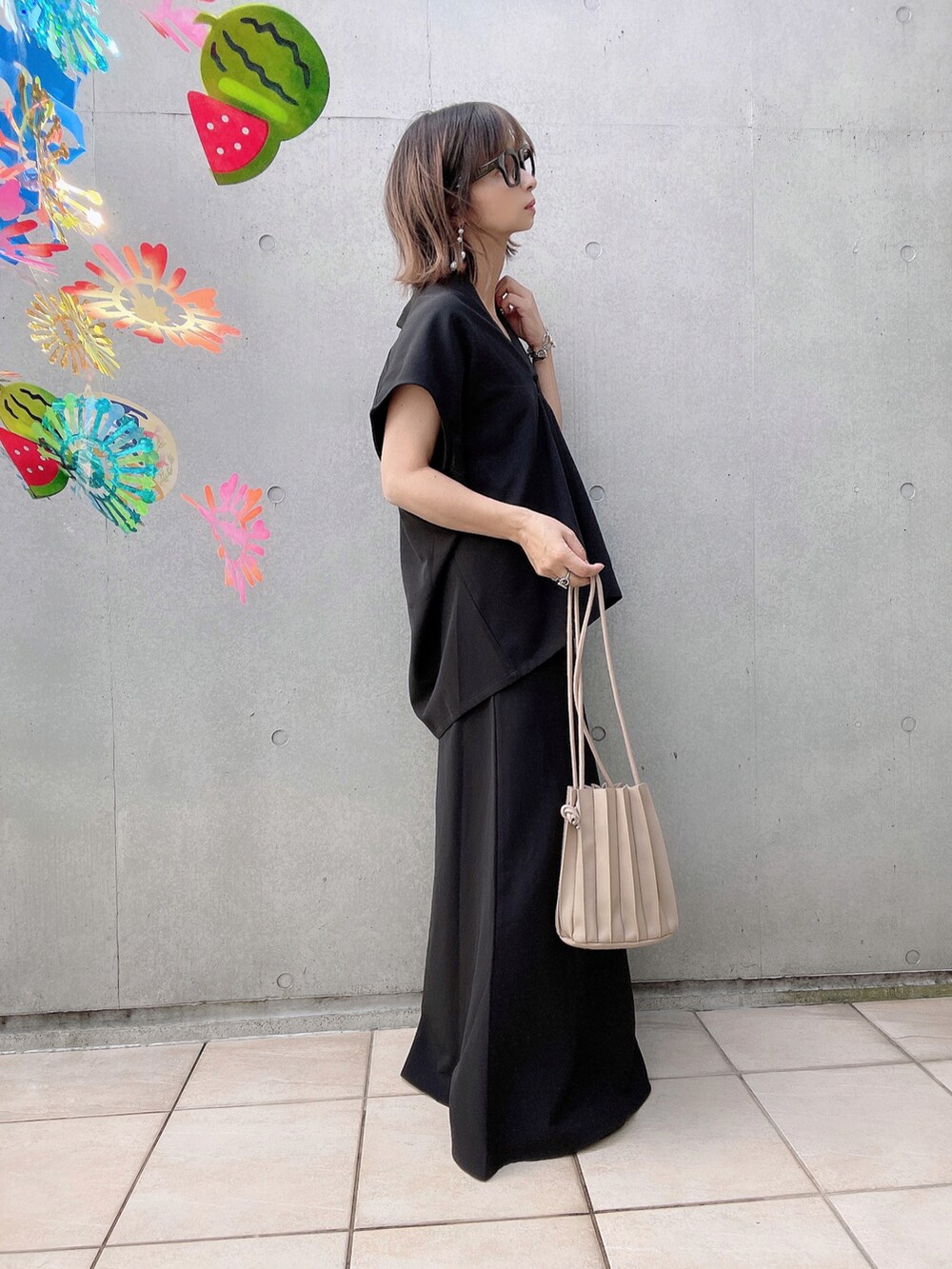 「大人カジュアル、オトナカジュアル、apretro、モノトーンコーデ、グルカサンダル、巾着バッグ、プリーツバッグ、きれいめカジュアル、キャミワンピ」｜「ap retroの【_____m.weコラボ】ノーカラー多ボタンベスト＋マーメイドキャミワンピース（ワンピース、ブラック系）」を使った、なな☺︎さん（レディース・155cm）の夏コーディネートの3枚目の写真