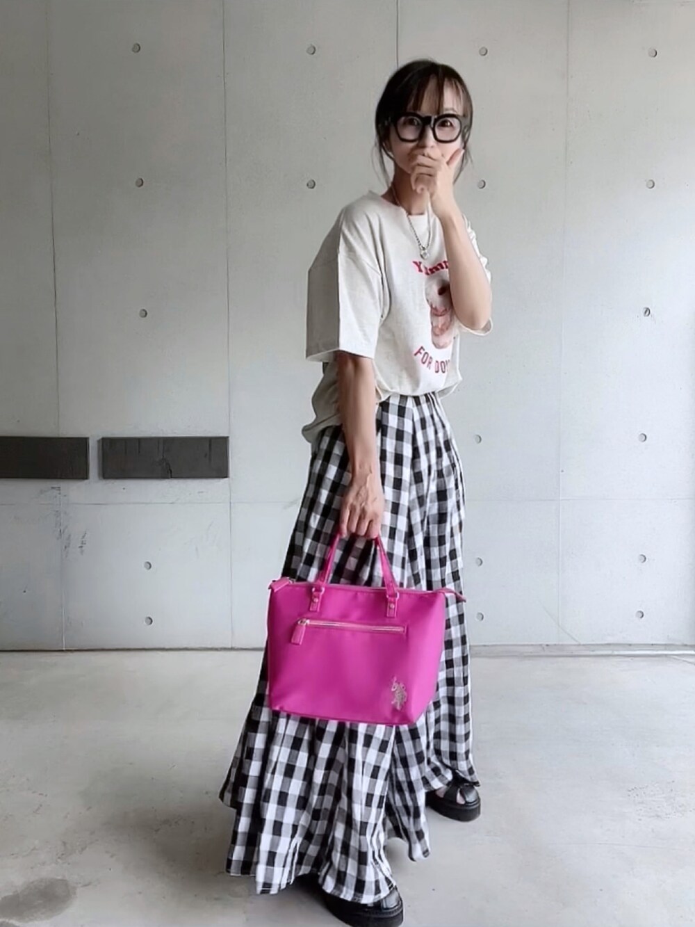 ベージュ系のTシャツ/カットソー、ブラック系のスカート、ピンク系のトートバッグを着用したレディースの夏コーディネートの5枚目の写真