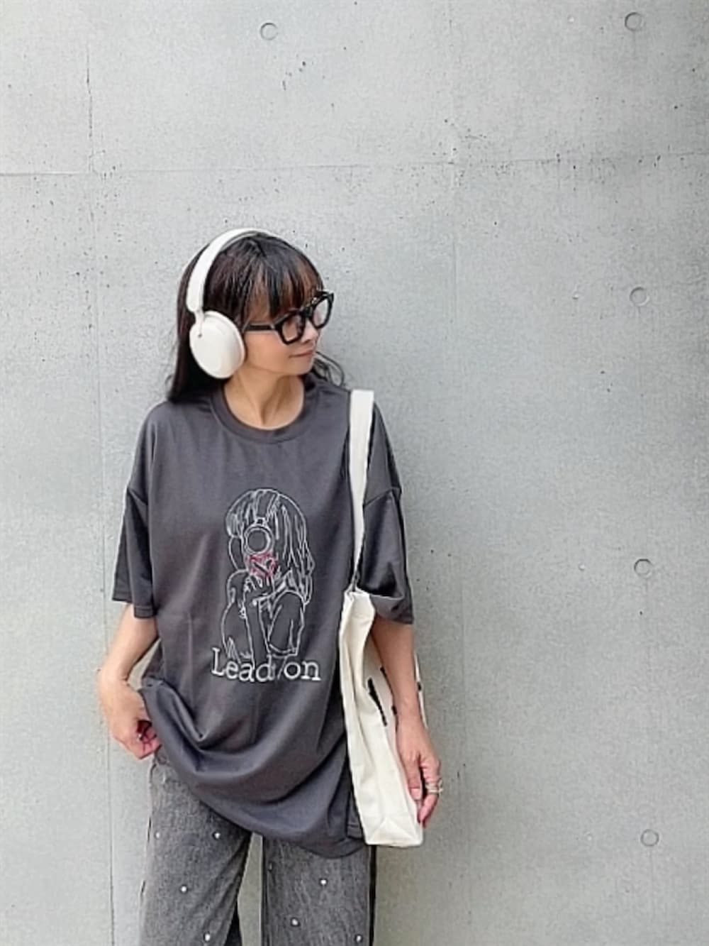 グレー系のTシャツ/カットソー、ホワイト系のトートバッグ、ベージュ系のサンダルを着用したレディースの夏コーディネートの2枚目の写真