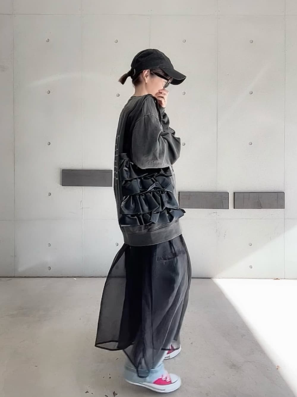 「冬を彩る色いろコーデ、キャップ、休日スタイル、スウェット、スニーカー、ワンピース、お出かけコーデ、古着MIX、モノトーン、デニム、プチプラ、オトナカジュアル、大人カジュアル」｜「Red Cap Girlの【a-r】〔RedCapGirl/レッドキャップガール〕ピグメント オーバーサイズ イラストプリント クルーネックスウェット（スウェット、ホワイト系）」を使った、なな☺︎さん（レディース・155cm）の冬コーディネートの2枚目の写真