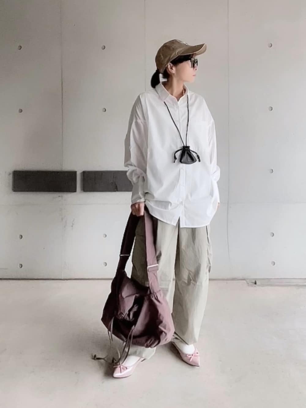 ピンク系のTシャツ/カットソー、ホワイト系のシャツ/ブラウス、グリーン系のカーゴパンツを着用したレディースの冬コーディネートの3枚目の写真