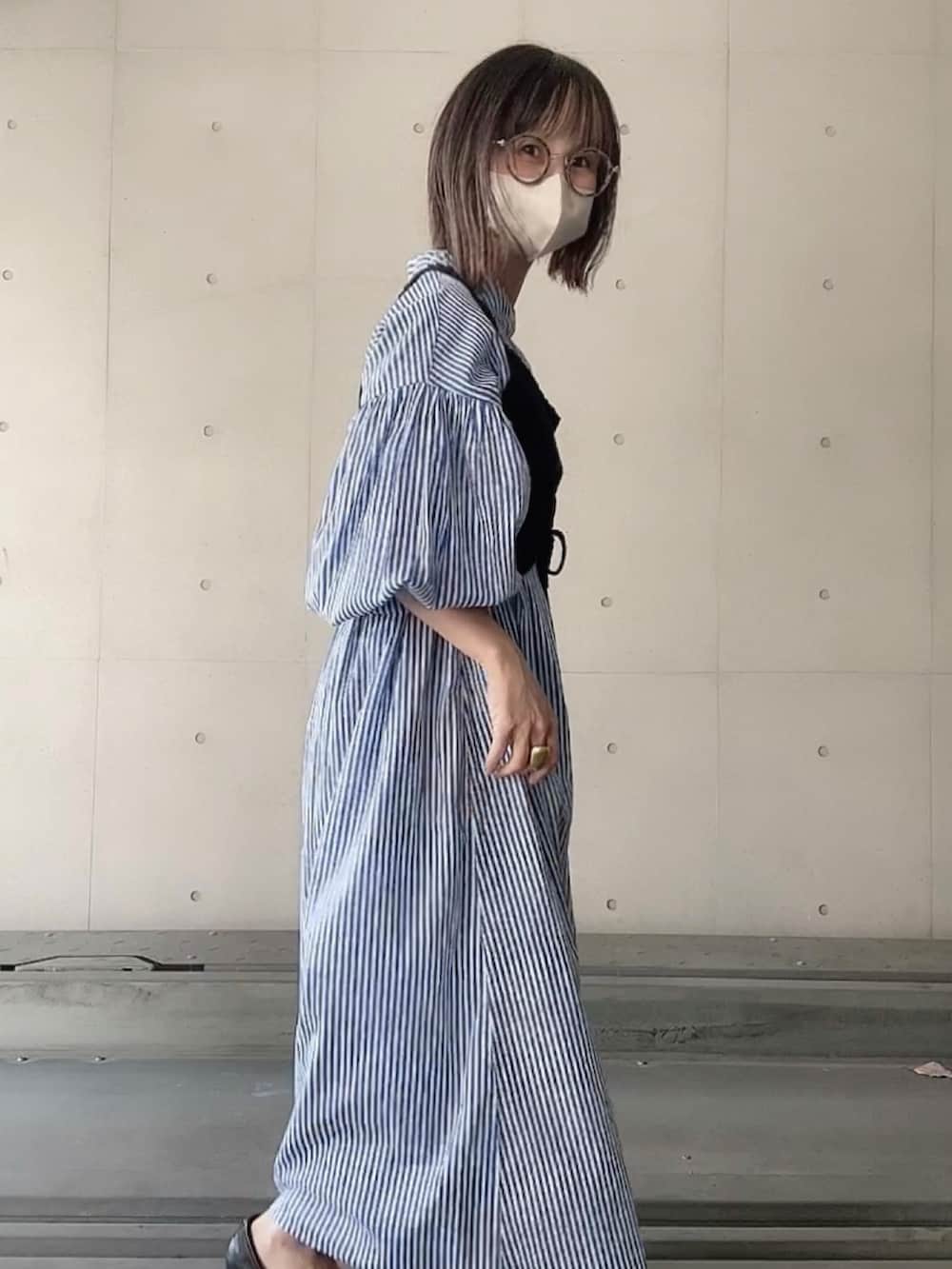 「ANGIE VINTAGE、シャツワンピ、ストライプワンピース、春コーデ、ビスチェ、レイヤードスタイル、オトナカジュアル、大人カジュアル、足袋バレエ、メガネ女子、休日スタイル、ボリューム袖」｜「ANGIEのインドボイル ボリュームスリーブシャツワンピース（シャツワンピース、ブルー系）」を使った、なな☺︎さん（レディース・155cm）の春コーディネートの4枚目の写真