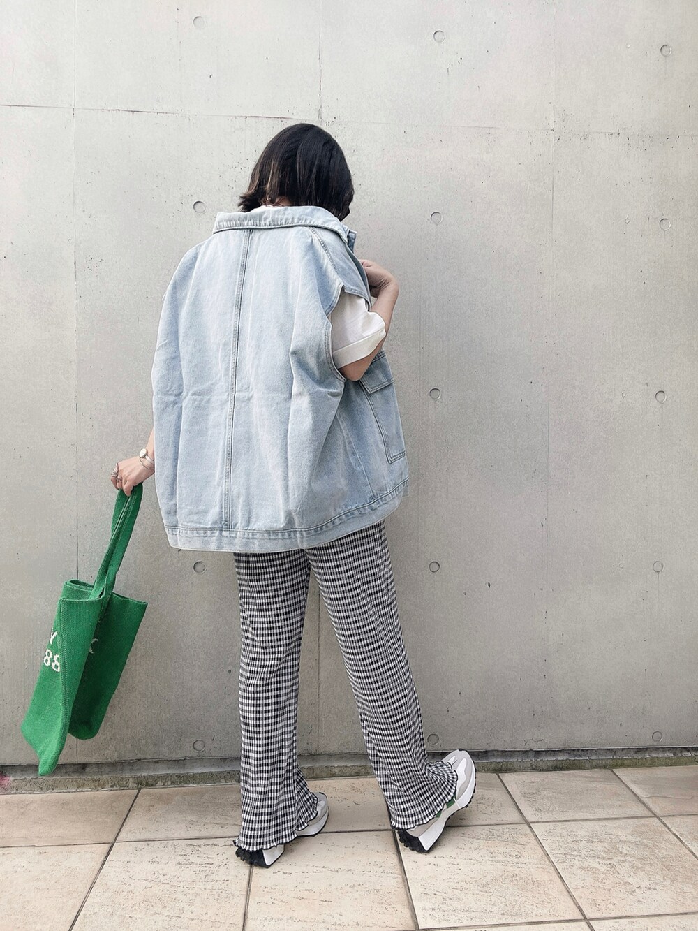 ホワイト系のTシャツ/カットソー、ホワイト系のスニーカー、その他のバッグを着用したレディースの春コーディネートの2枚目の写真