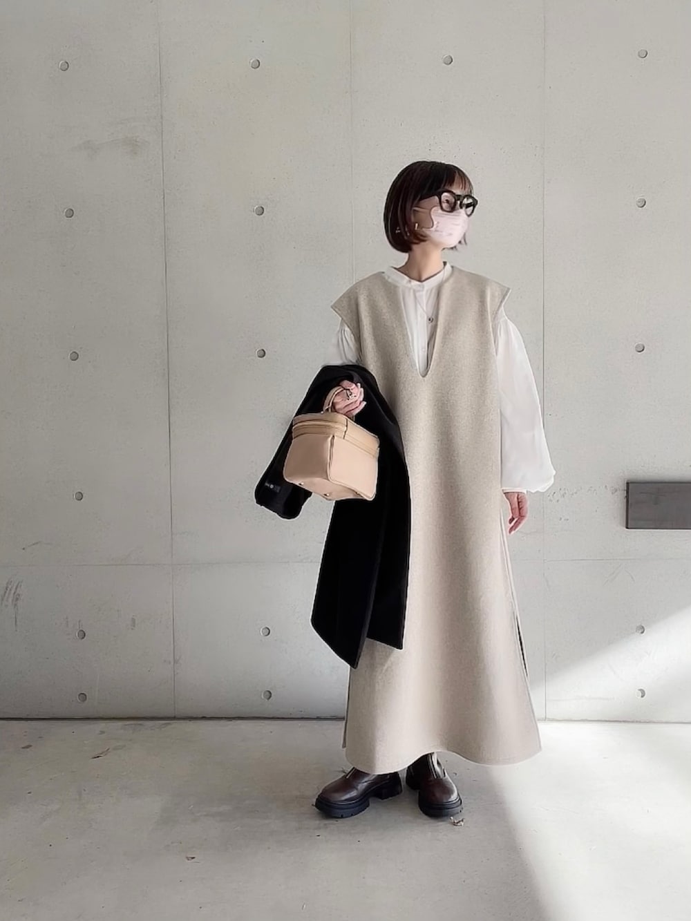 ベージュ系のワンピース、ホワイト系のシャツ/ブラウス、ブラウン系のブーツを着用したレディースの冬コーディネートの4枚目の写真